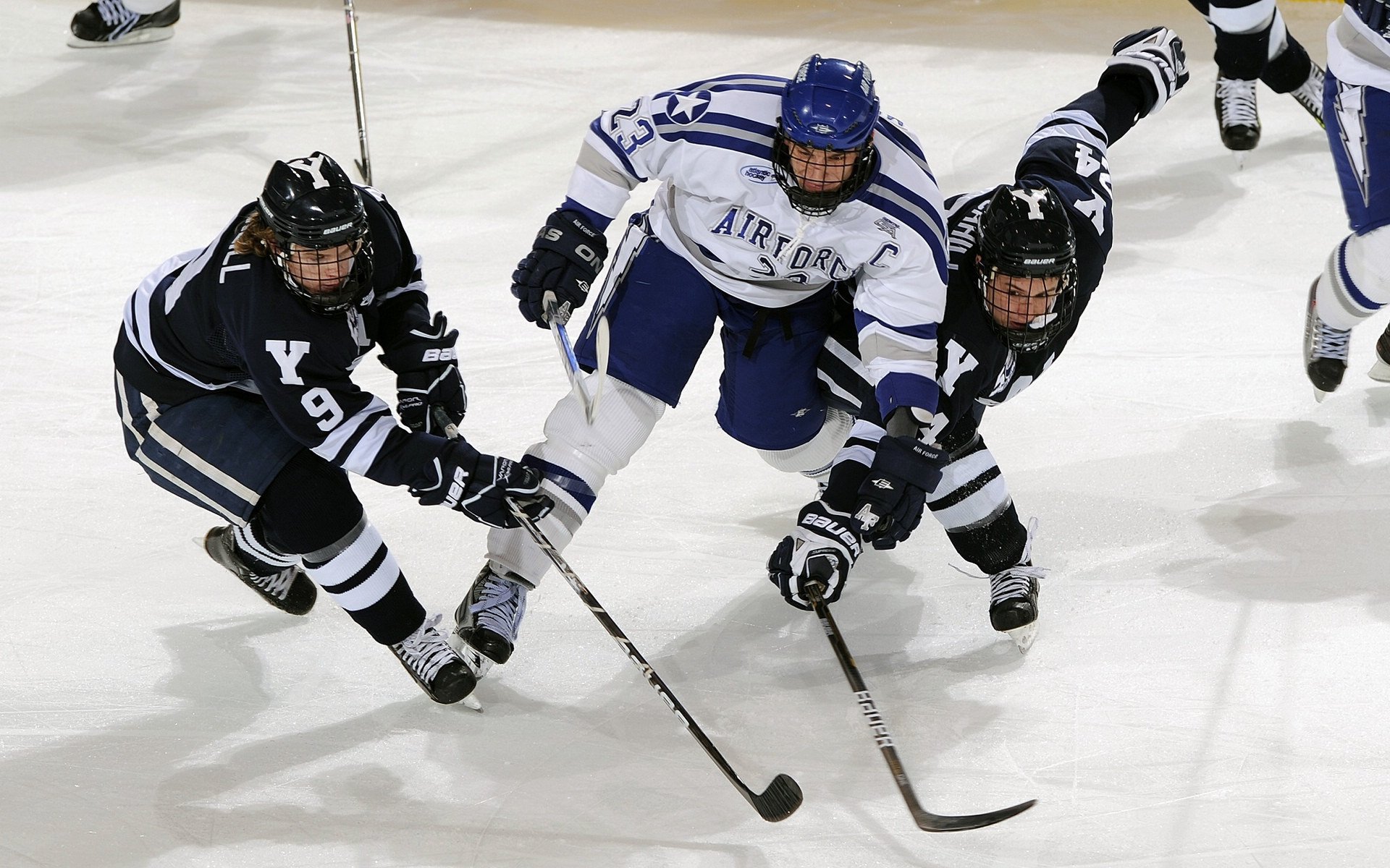 kaiyun官方-帽子戏法撕裂钢铁防线，当米兰的利刃刺穿拜仁的铠甲，利刃出鞘，红黑军团刺穿南大王铁血防线
